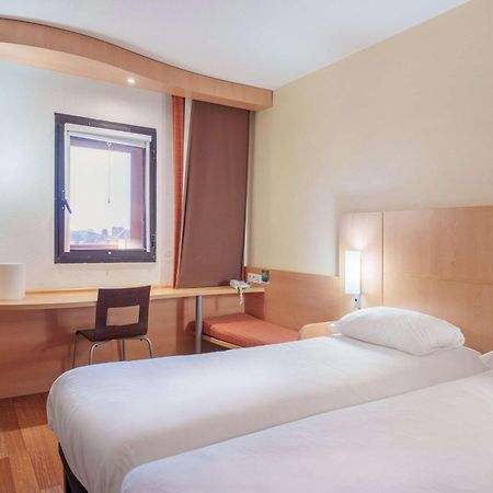 Hotel Ibis Saint Quentin Basilique Exterior foto
