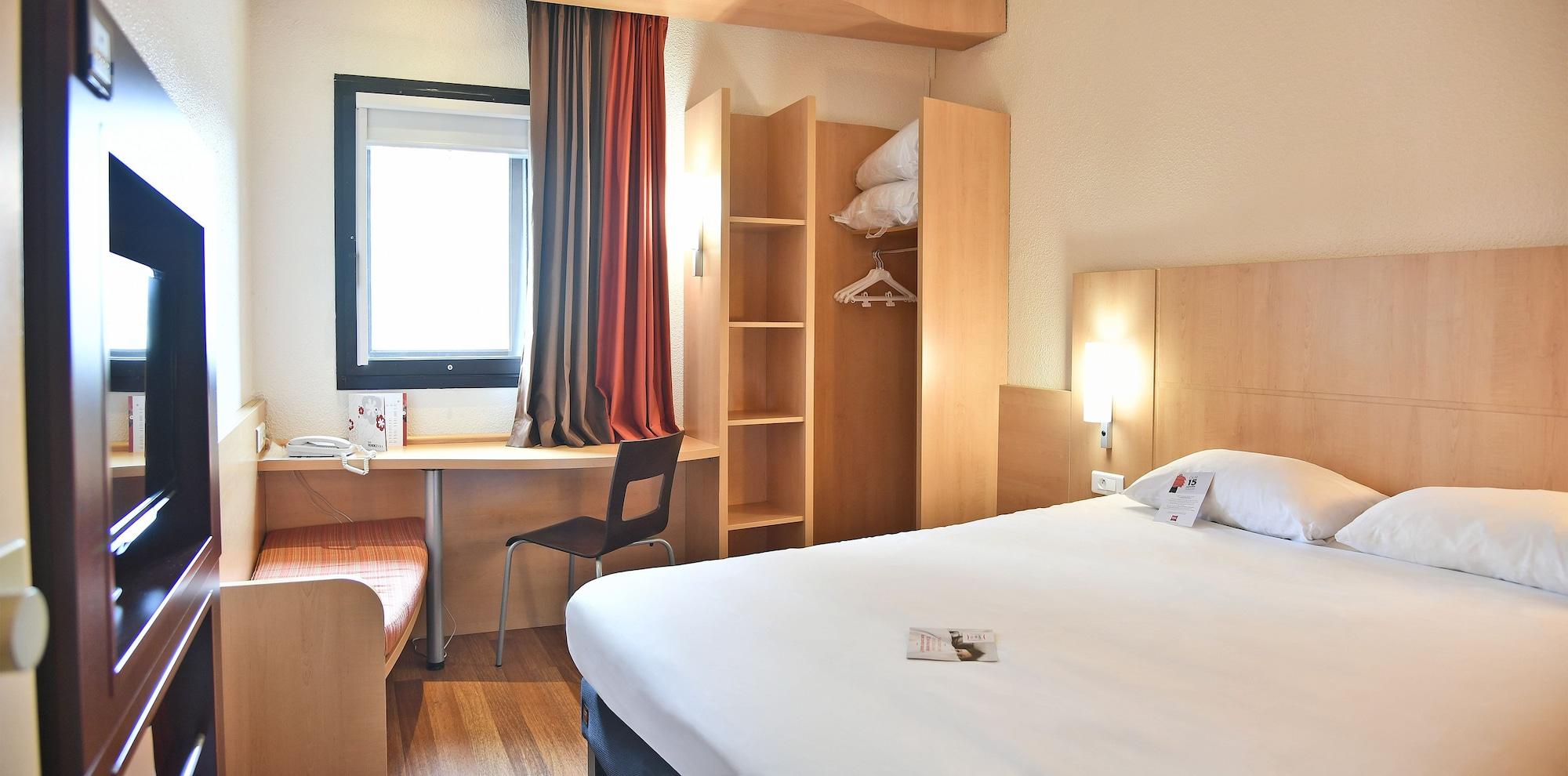 Hotel Ibis Saint Quentin Basilique Exterior foto