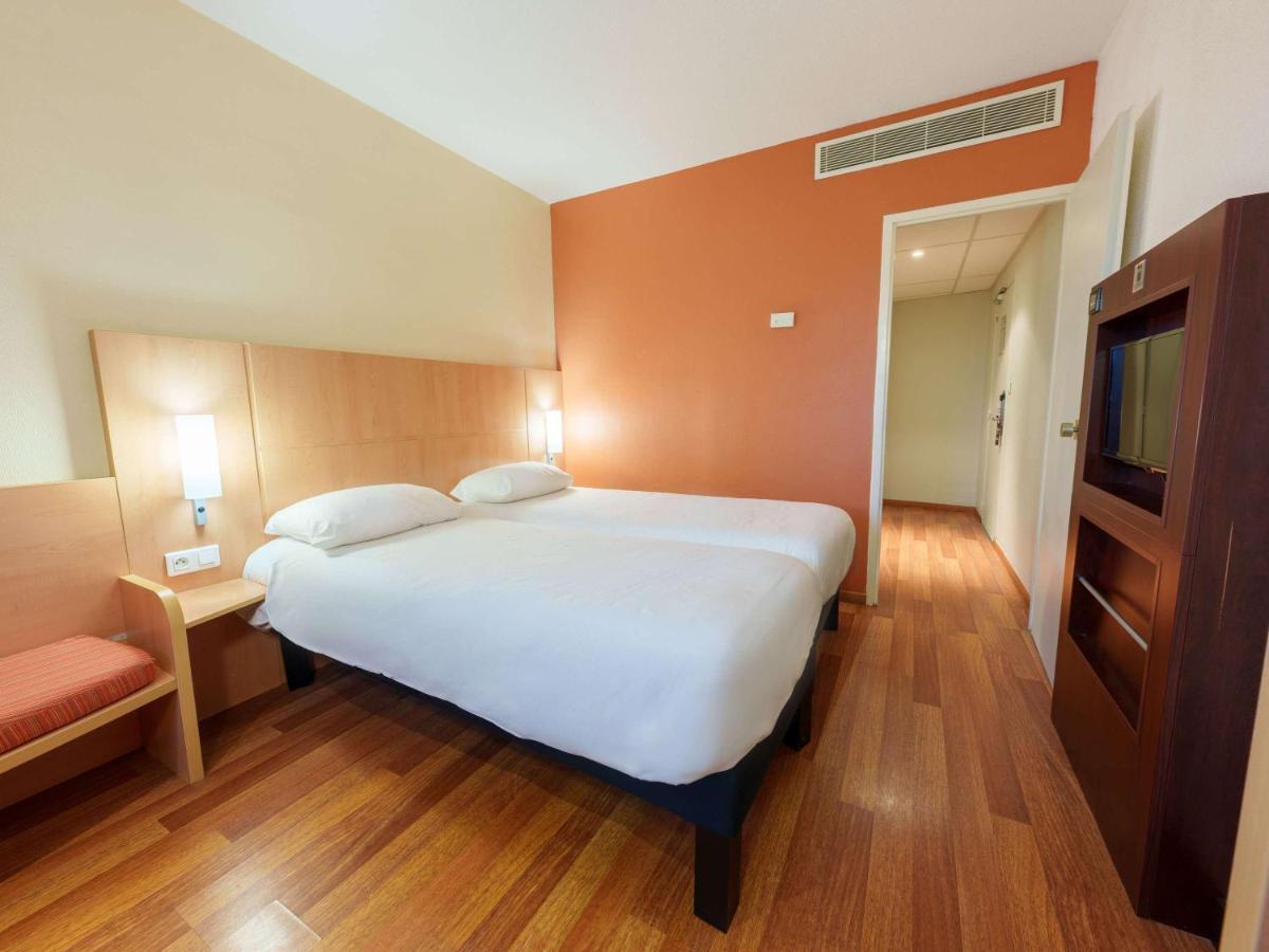 Hotel Ibis Saint Quentin Basilique Exterior foto