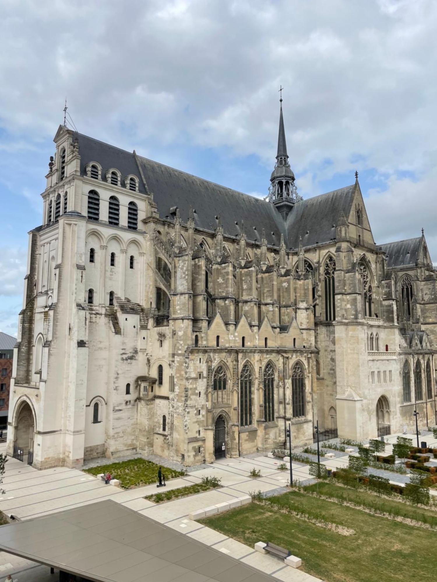 Hotel Ibis Saint Quentin Basilique Exterior foto
