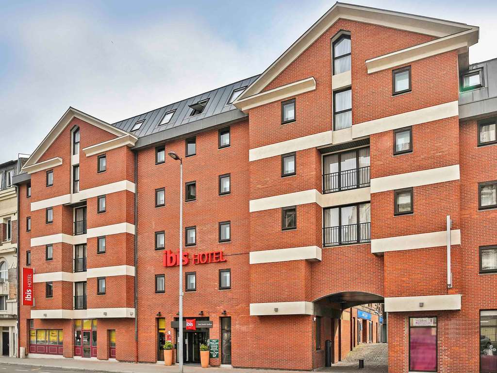 Hotel Ibis Saint Quentin Basilique Exterior foto